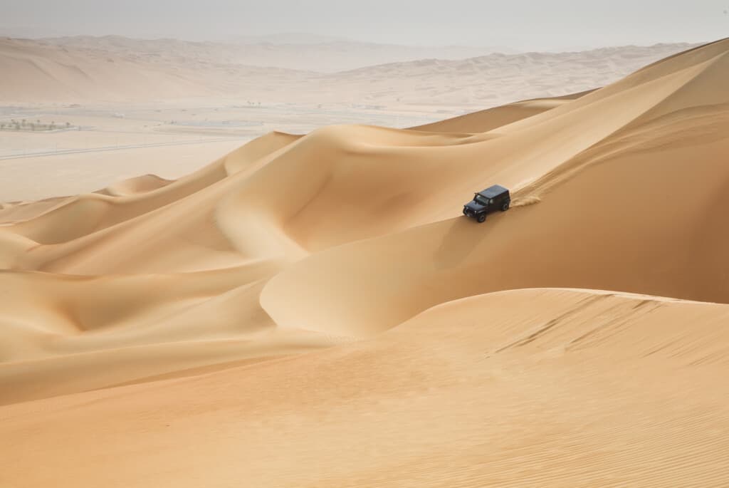 Safari dans le désert avec barbecue, balade à dos de chameau et sandboard