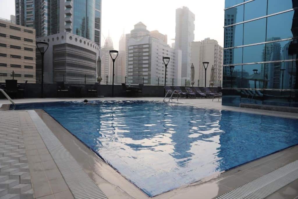 piscine golden tulip media hotel dubai