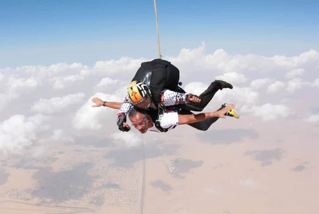 Saut dans le désert de Dubaï
