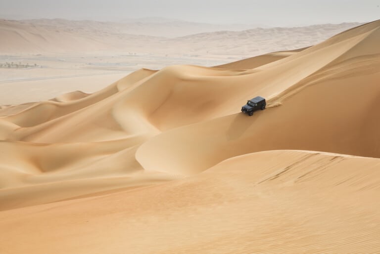 Safari dans le désert avec barbecue, balade à dos de chameau et sandboard