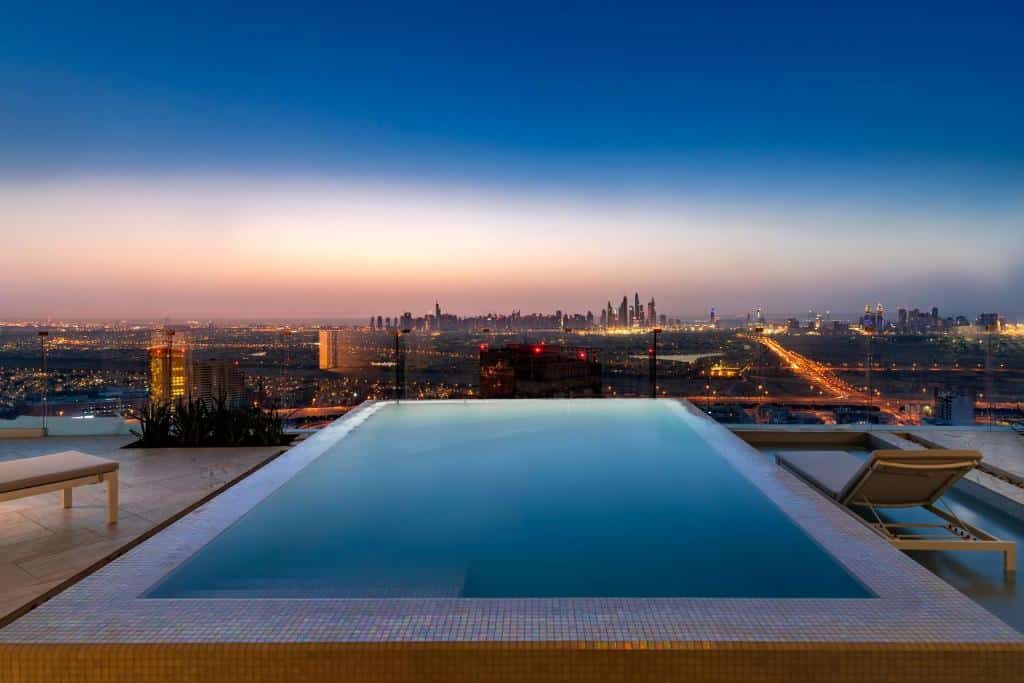five jumeirah village hotel piscine dubai