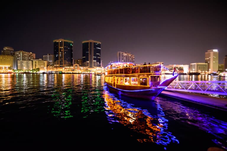 Dîner-croisière en boutre à la Marina