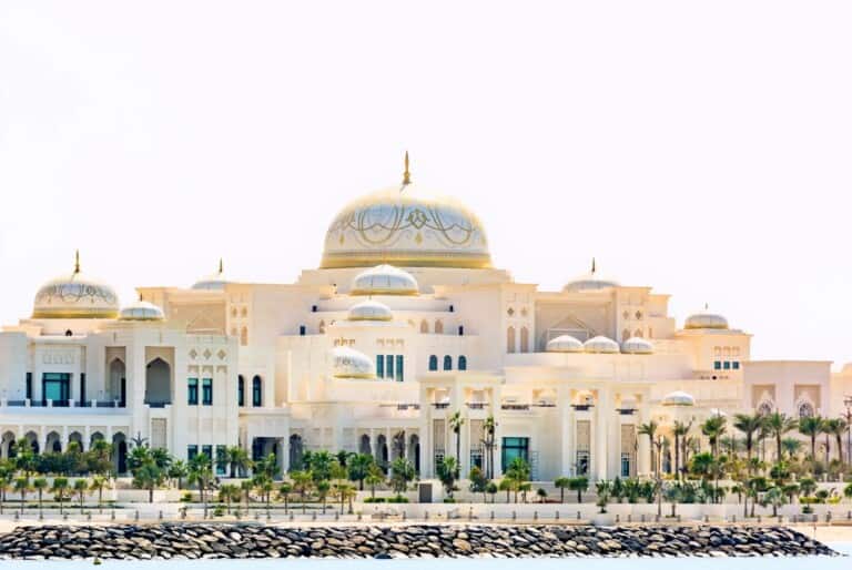 Entrée à la mosquée Sheikh Zayed + au palais Qasr Al Watan + Tour Etihad + Déjeuner