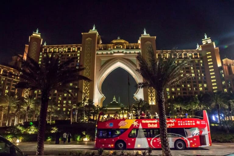 Billet pour la visite nocturne panoramique de la ville en bus